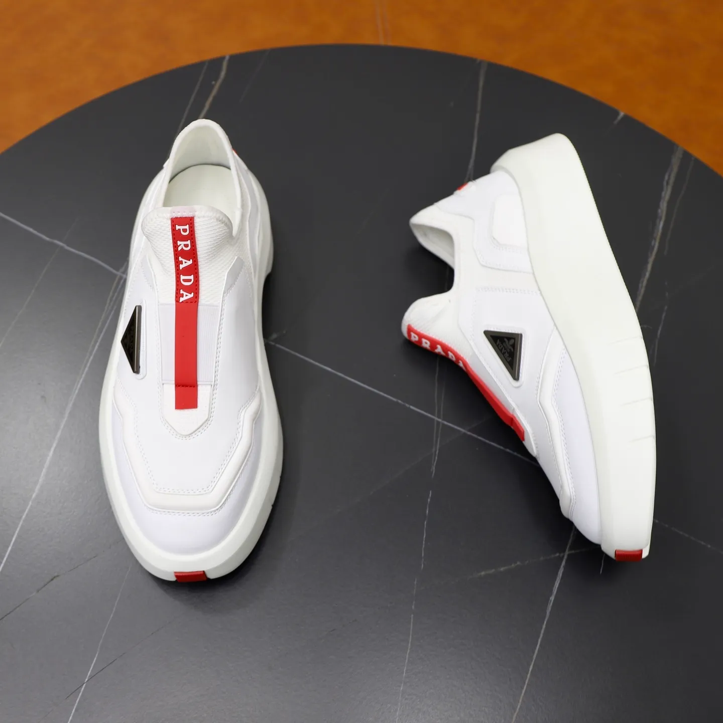Men's shoes: 620💰🙅‍♂️🙅‍♂️🙅‍♂️ Brand: PRADA Standard code: 38–44 (45 can be customized) Level: Same as the official website Material: Original cowhide fabric Comfortable sheepskin lining Lightweight wear-resistant outsole Style category: Men's fashionable casual shoes and boots Running sneakers Distinguished luxury brand elements Top luxury Color: actual picture color
